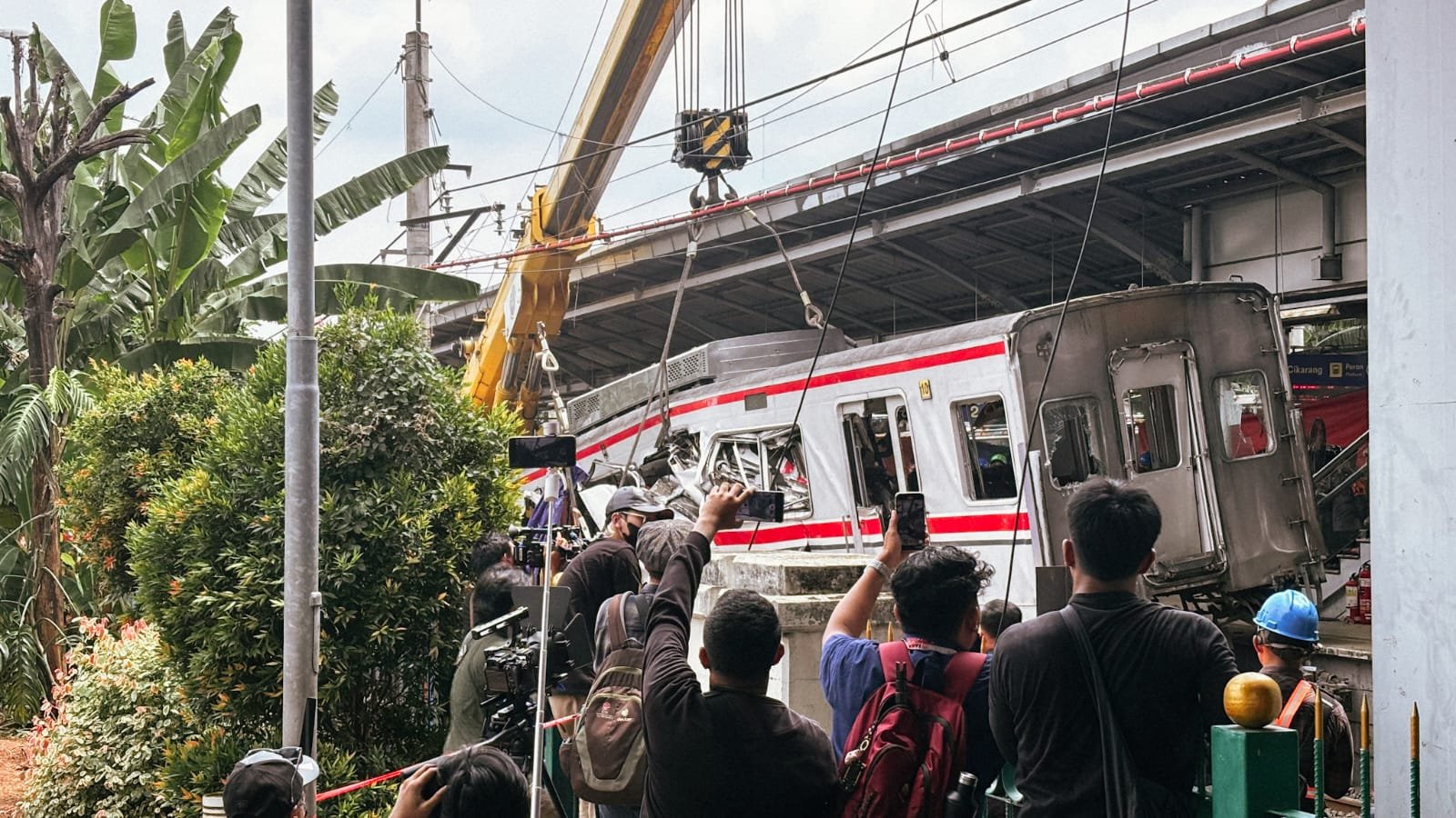 Bangkai gerbong kereta yang sedang dalam proses evakuasi pada Selasa (28/4) kemarin/Foto : Dok. GPriority (Nindya Farhah Azzahrah)