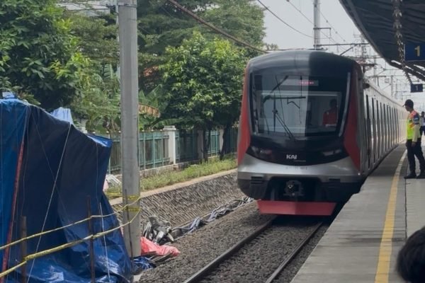Momen KRL kembali melintas di Stasiun Bekasi Timur usai insiden kecelakaan pada Senin (27/4)/Foto : Dok. GPriority (Nindya Farhah Azzahrah)