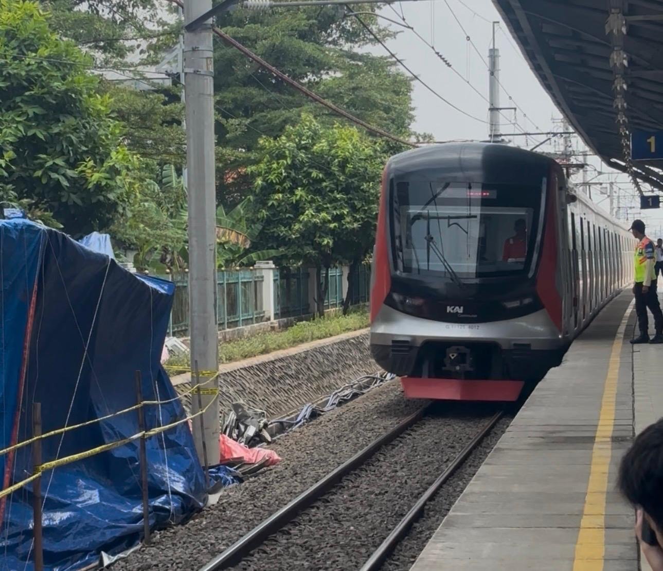 Momen KRL kembali melintas di Stasiun Bekasi Timur usai insiden kecelakaan pada Senin (27/4)/Foto : Dok. GPriority (Nindya Farhah Azzahrah)