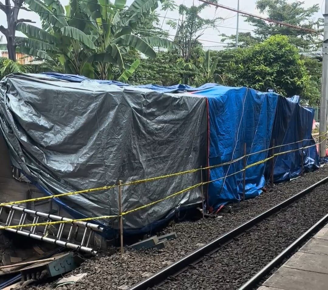Gerbong KRL yang berhasil dievakuasi pasca kecelakaan di Stasiun Bekasi Timur/Foto : Dok. GPriority (Nindya Farhah Azzahrah)