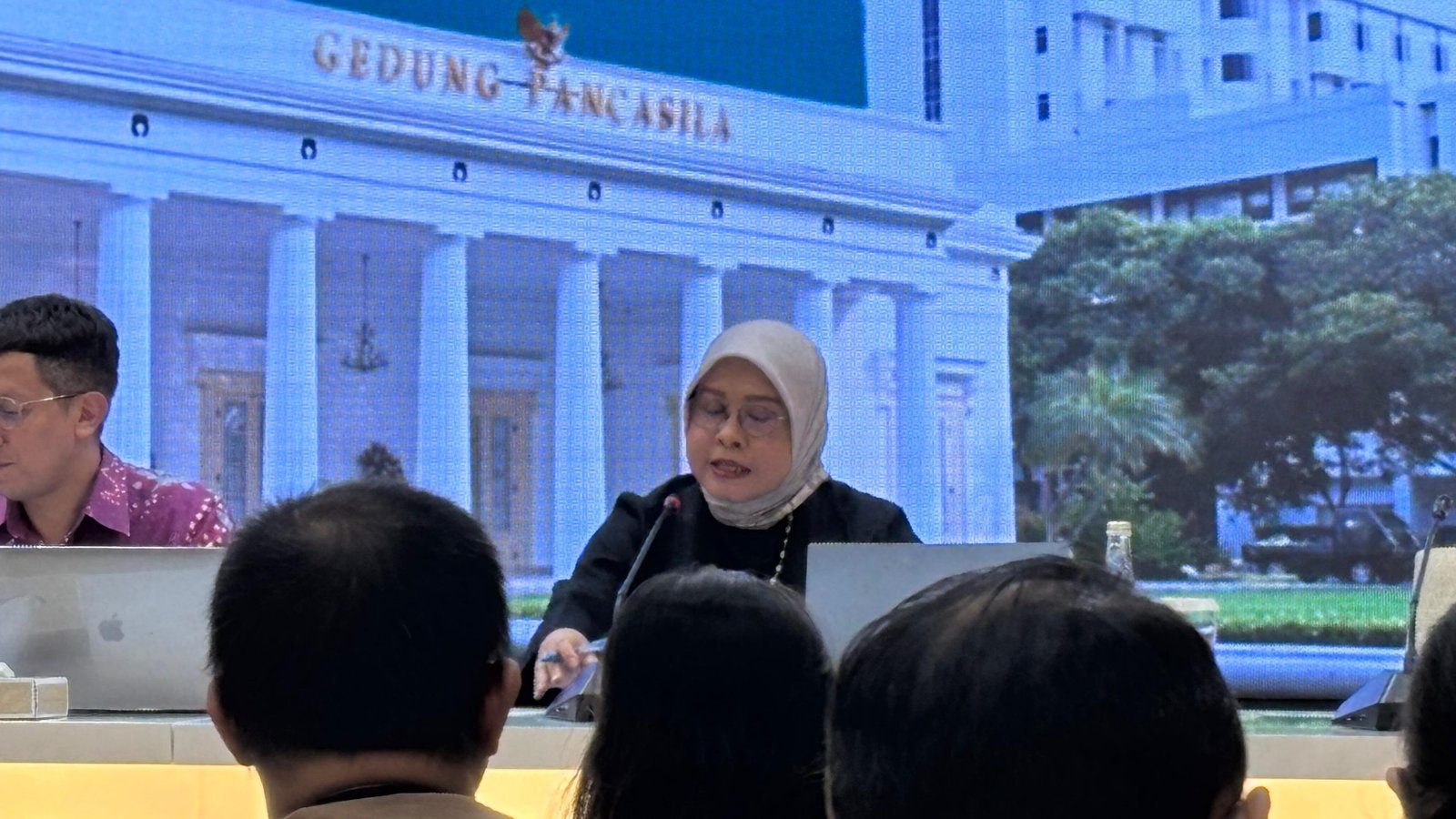 Direktur Perlindungan WNI Kementerian Luar Negeri, Heni Hamidah, dalam agenda Press Briefing pada Kamis (30/4)/Foto : GPriority (Nindya Farhah Azzahrah)