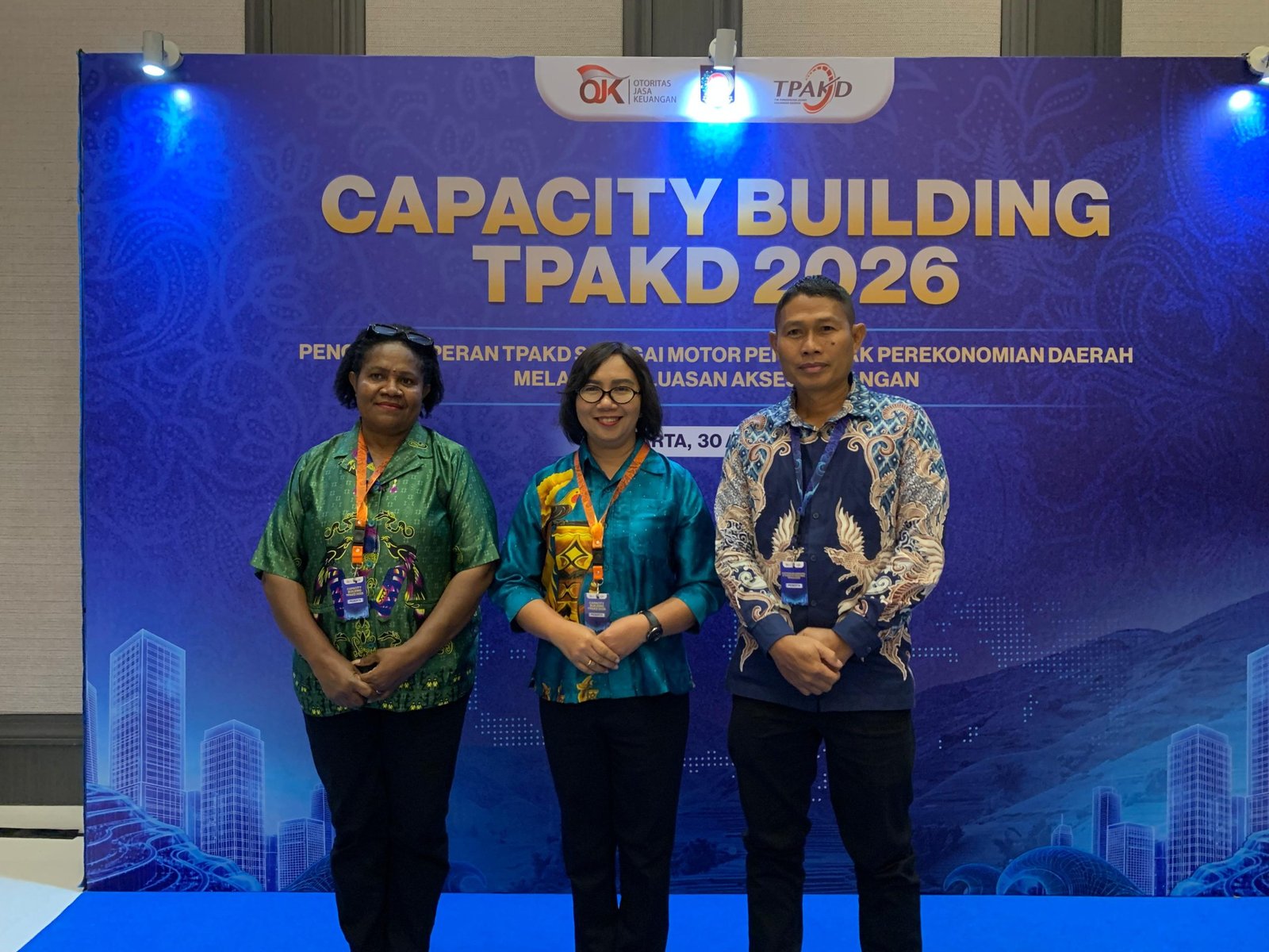 Pelaksana Tugas (Plt.) Kepala Biro Perekonomian dan Administrasi Pembangunan Provinsi Papua Tengah, Ris Susanty Samosir (tengah), bersama jajaran Pemprov Papua Tengah usai mengikuti kegiatan yang digelar di Jakarta, Kamis (30/4). Foto: GPriority/Dimas A Putra