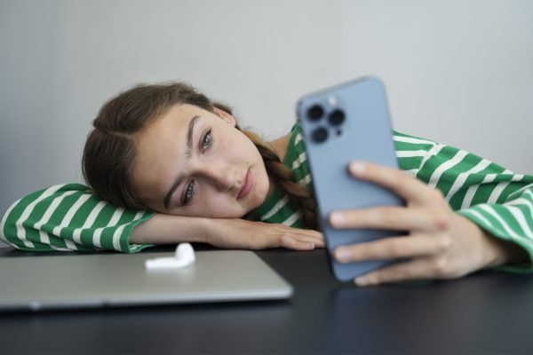 Ilustrasi seseorang yang kecanduan bermain handphone hingga mengganggu kesehatan mental dan fisiknya/Foto : Dok. Freepik