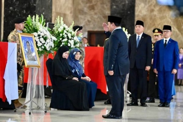 Presiden Prabowo Subianto memberikan penghormatan terakhir kepada tiga prajurit TNI yang gugur saat menjalankan misi perdamaian di Lebanon. Foto: BPMI Setpres