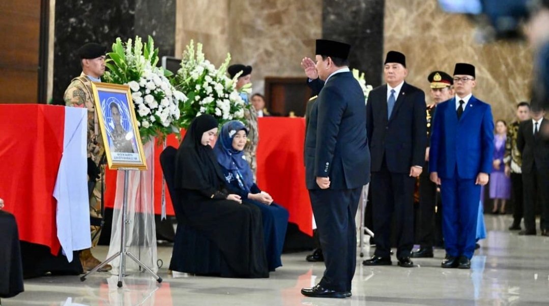 Presiden Prabowo Subianto memberikan penghormatan terakhir kepada tiga prajurit TNI yang gugur saat menjalankan misi perdamaian di Lebanon. Foto: BPMI Setpres