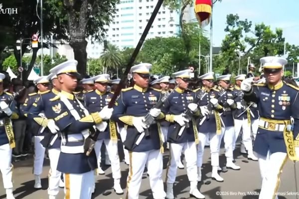 Salah satu momen pergantian pasukan jaga Istana yang berlangsung pada Minggu pagi (5/4)/Foto : Tangkapan Layar YouTube Sekretariat Presiden