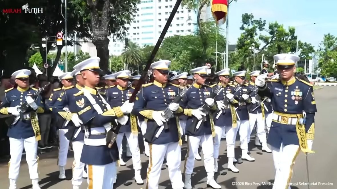 Salah satu momen pergantian pasukan jaga Istana yang berlangsung pada Minggu pagi (5/4)/Foto : Tangkapan Layar YouTube Sekretariat Presiden