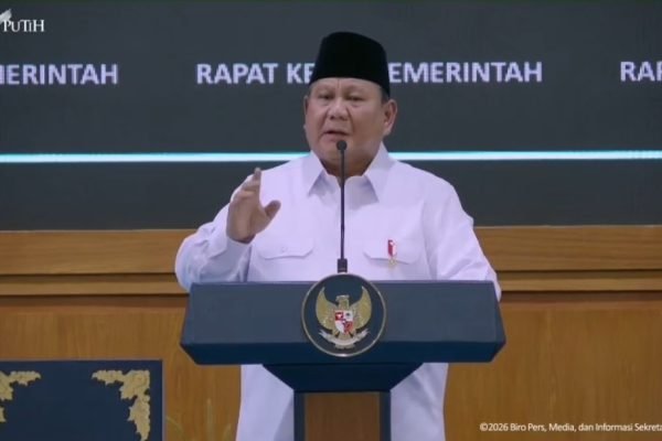 Presiden Prabowo Subianto saat menyampaikan taklimat pada Rapat Kerja Pemerintah Anggota Kabinet Merah Putih yang disiarkan secara daring melalui akun Youtube Sekretariat Presiden, Rabu (8/4). Foto: Tangkapan layar/Sekertariat Presiden
