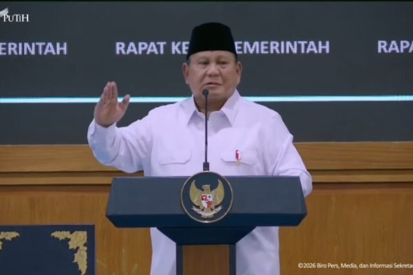 Presiden Prabowo Subianto saat menyampaikan taklimat pada Rapat Kerja Pemerintah Anggota Kabinet Merah Putih yang disiarkan secara daring melalui akun Youtube Sekretariat Presiden, Rabu (8/4). Foto: Tangkapan layar/Sekertariat Presiden