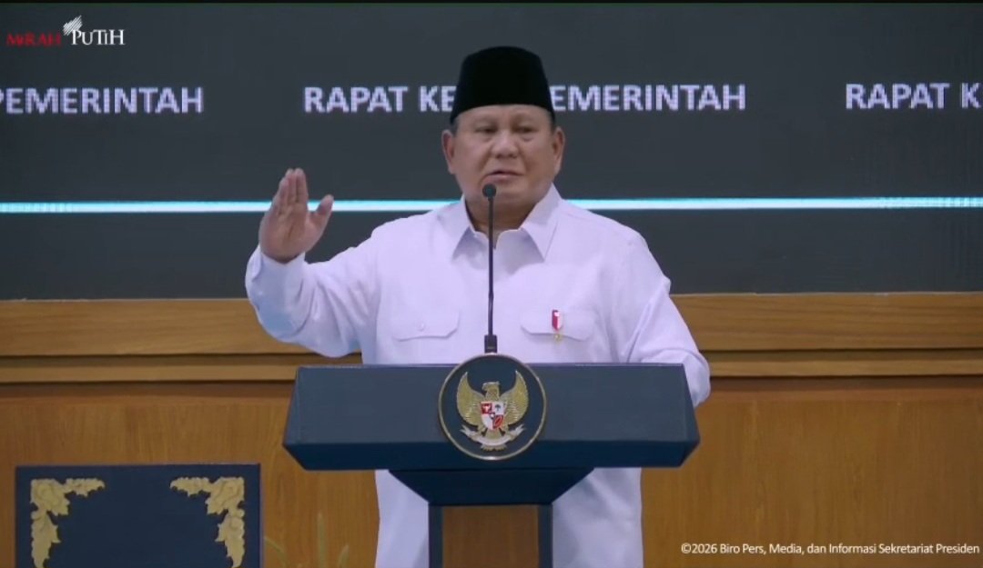 Presiden Prabowo Subianto saat menyampaikan taklimat pada Rapat Kerja Pemerintah Anggota Kabinet Merah Putih yang disiarkan secara daring melalui akun Youtube Sekretariat Presiden, Rabu (8/4). Foto: Tangkapan layar/Sekertariat Presiden