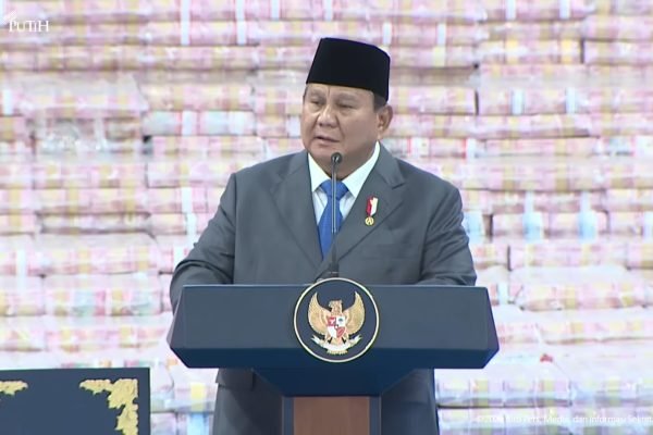 Presiden Prabowo Subianto menyaksikan penyerahan denda administratif dan penyelamatan keuangan negara, serta penguasaan kembali kawasan hutan tahap VI yang digelar di Kompleks Kejaksaan Agung Republik Indonesia, Jakarta, pada Jumat (10/4). Foto: Tangkapan Layar