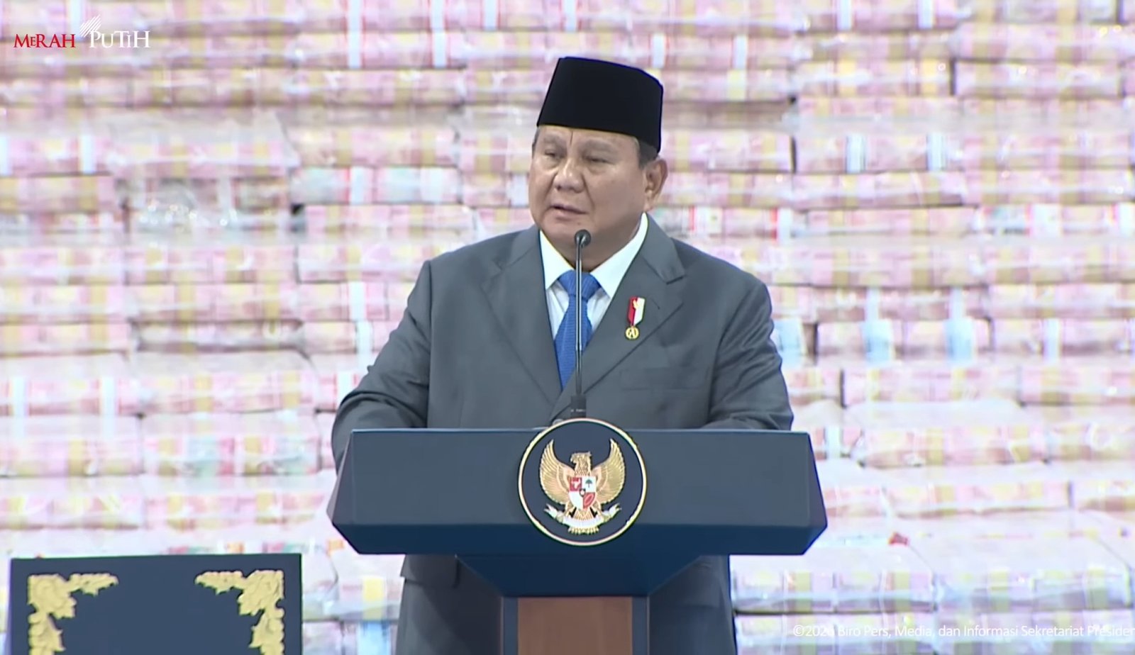 Presiden Prabowo Subianto menyaksikan penyerahan denda administratif dan penyelamatan keuangan negara, serta penguasaan kembali kawasan hutan tahap VI yang digelar di Kompleks Kejaksaan Agung Republik Indonesia, Jakarta, pada Jumat (10/4). Foto: Tangkapan Layar