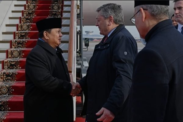Presiden Prabowo Subianto tiba di Bandara Vnukovo-2 di Moskow, Federasi Rusia, pada Senin (13/4). Foto: BPMI Setpres/Muchlis Jr