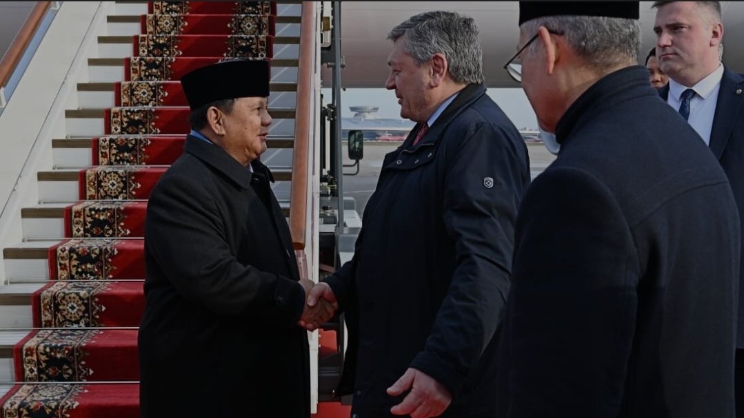 Presiden Prabowo Subianto tiba di Bandara Vnukovo-2 di Moskow, Federasi Rusia, pada Senin (13/4). Foto: BPMI Setpres/Muchlis Jr