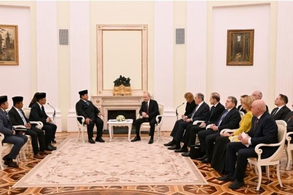Presiden Republik Indonesia, Prabowo Subianto, menggelar pertemuan dengan Presiden Federasi Rusia, Vladimir Putin, di Istana Kremlin pada Senin (13/4). Foto: BPMI Setpres/Muchlis Jr
