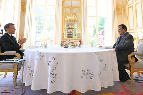 Presiden Republik Indonesia Prabowo Subianto melaksanakan pertemuan empat mata dengan Presiden Republik Prancis Emmanuel Macron, di Istana Élysée, Paris, pada Selasa (14/4). Foto: BPMI Setpres/Muchlis Jr