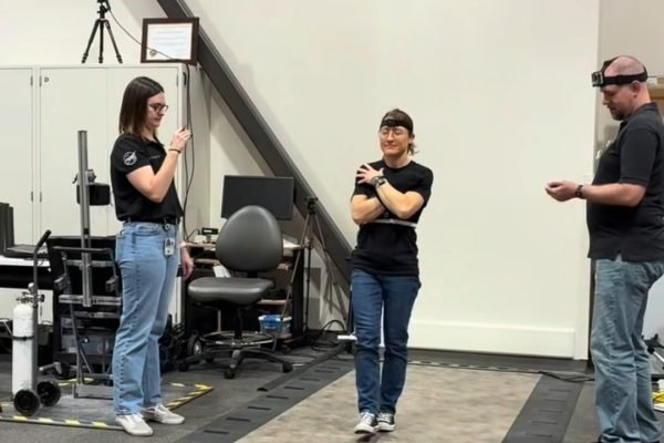 Astronaut misi Artemis II, Christina Koch, membagikan momen unik saat dirinya kembali beradaptasi dengan gravitasi Bumi setelah menjalani misi di luar angkasa. Foto: Instagram/astro_christina