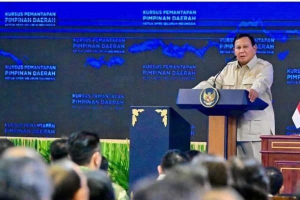 Presiden Prabowo Subianto memberikan pengarahan pada Kursus Pemantapan Pimpinan Daerah (KPPD) Ketua Dewan Perwakilan Rakyat Daerah (DPRD) seluruh Indonesia yang digelar di Kompleks Akademi Militer Magelang, Jawa Tengah, pada Sabtu (18/4). Foto: BPMI Setpres
