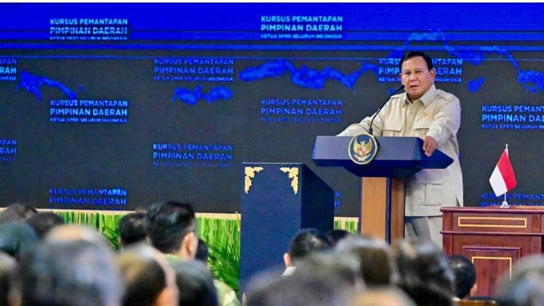 Presiden Prabowo Subianto memberikan pengarahan pada Kursus Pemantapan Pimpinan Daerah (KPPD) Ketua Dewan Perwakilan Rakyat Daerah (DPRD) seluruh Indonesia yang digelar di Kompleks Akademi Militer Magelang, Jawa Tengah, pada Sabtu (18/4). Foto: BPMI Setpres