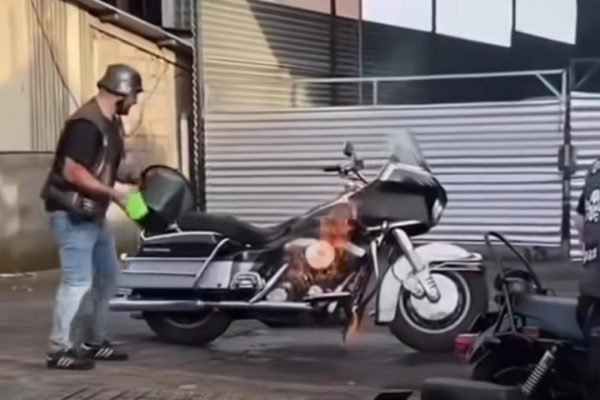 Motor Gede (Moge) Harley-Davidson di Denpasar, Bali terbakar. Foto: istimewa