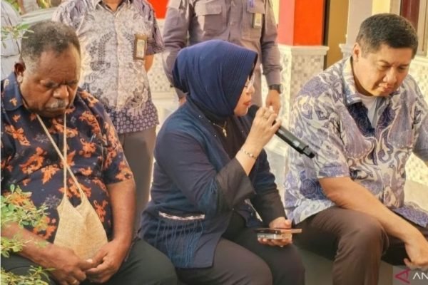 Kepala Badan Pusat Statistik (BPS), Amalia Adininggar Widyasanti bersama Menteri PKP dan Gubernur Elisa Kambu saat meninjau pembangunan rumah subsidi di Kota Sorong, Minggu (26/4). Foto: Antara