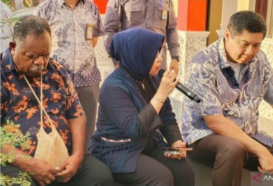 Kepala Badan Pusat Statistik (BPS), Amalia Adininggar Widyasanti bersama Menteri PKP dan Gubernur Elisa Kambu saat meninjau pembangunan rumah subsidi di Kota Sorong, Minggu (26/4). Foto: Antara