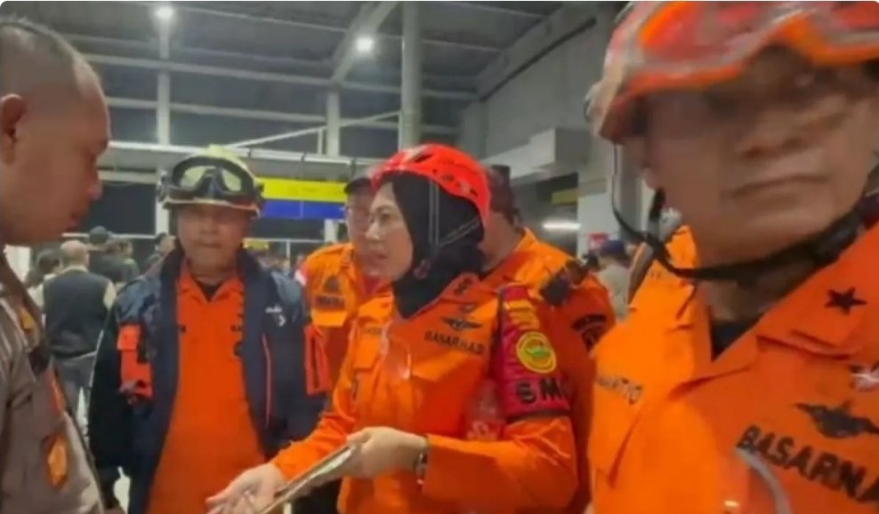 Kepala Basarnas Mohammad Syafii mendengar penjelasan dari Kepala Kantor SAR Jakarta Desiana Kartika dalam operasi penyelamatan penumpang korban kecelakaan melibatkan KA Argo Bromo Anggrek nomor perjalanan 4 rute Gambir - Surabaya Pasar Turi yang bertabrakan dengan rangkaian KRL di Stasiun Bekasi Timur (BKST), Bekasi, Jawa Barat, Selasa (28/4). Foto: Antara