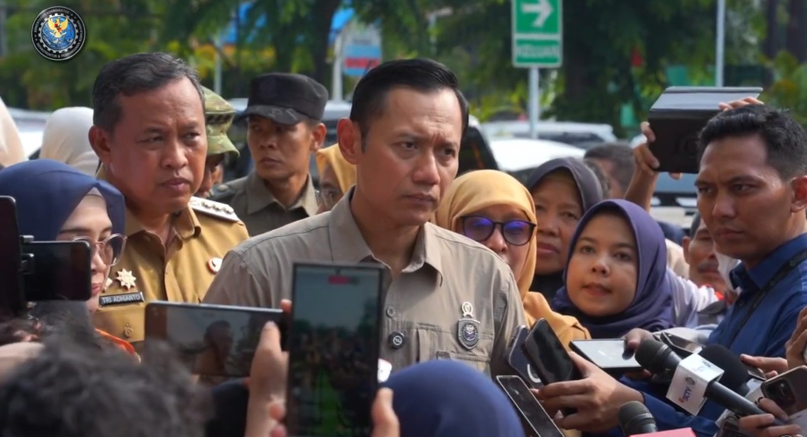 AHY saat meninjau korban kecelakaan kereta api Bekasi/Foto : Dok. YouTube Kemenkoinfra