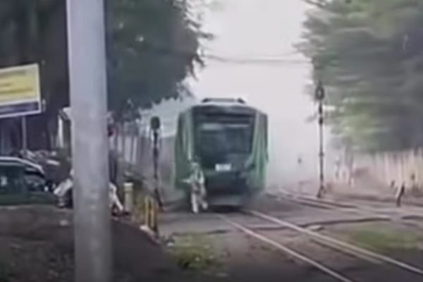 Warga menerobos Palang pintu kereta di Bandung, Jawa Barat. Foto: Instagram/adji_bandung