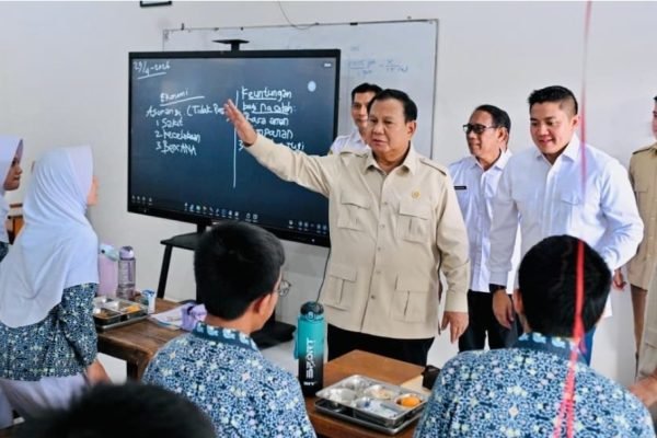 Presiden Prabowo Subianto meninjau langsung pelaksanaan renovasi fasilitas pendidikan di Sekolah Menengah Atas Negeri (SMAN) 1 Cilacap, Kabupaten Cilacap, Provinsi Jawa Tengah, pada Rabu (29/4). Foto: BPMI Setpres/Laily Rachev