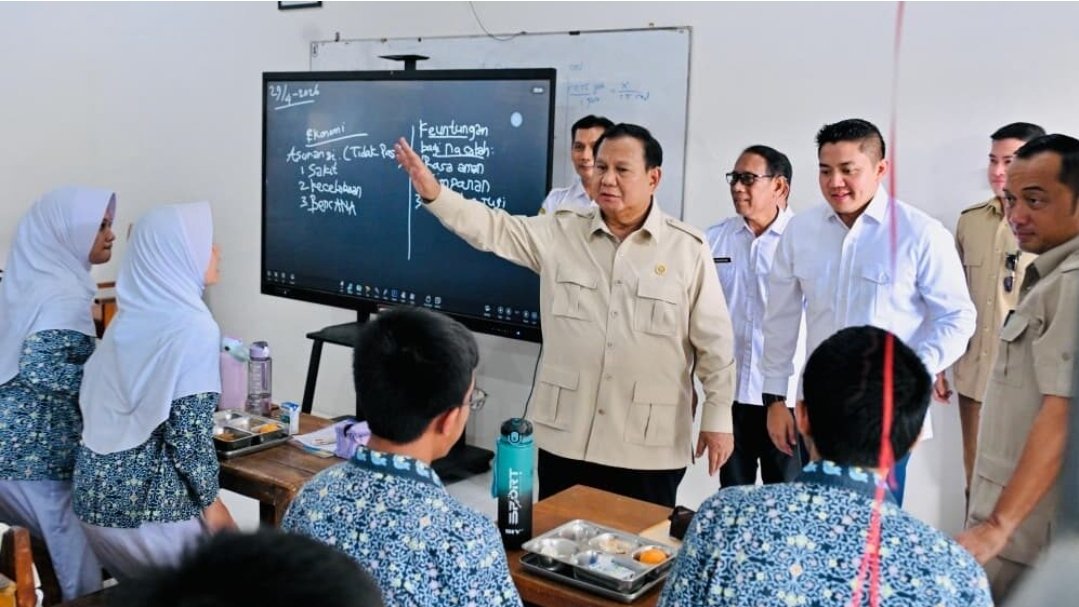 Presiden Prabowo Subianto meninjau langsung pelaksanaan renovasi fasilitas pendidikan di Sekolah Menengah Atas Negeri (SMAN) 1 Cilacap, Kabupaten Cilacap, Provinsi Jawa Tengah, pada Rabu (29/4). Foto: BPMI Setpres/Laily Rachev