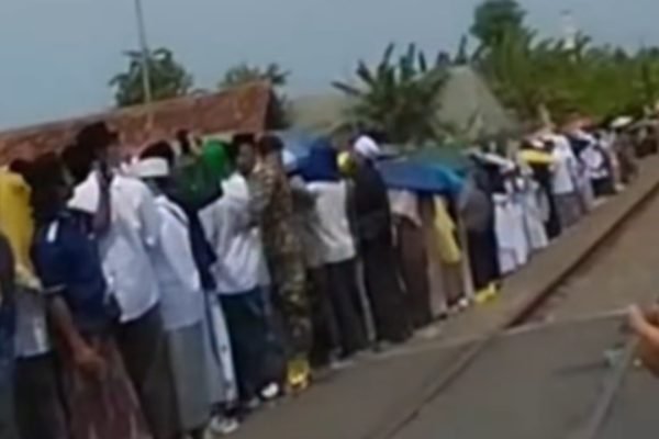 Sekelompok warga menggelar pengajian atau majelis taklim di area perlintasan kereta api. Foto: Instagram/kodilpanjaloe