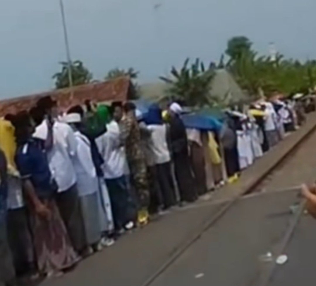 Sekelompok warga menggelar pengajian atau majelis taklim di area perlintasan kereta api. Foto: Instagram/kodilpanjaloe