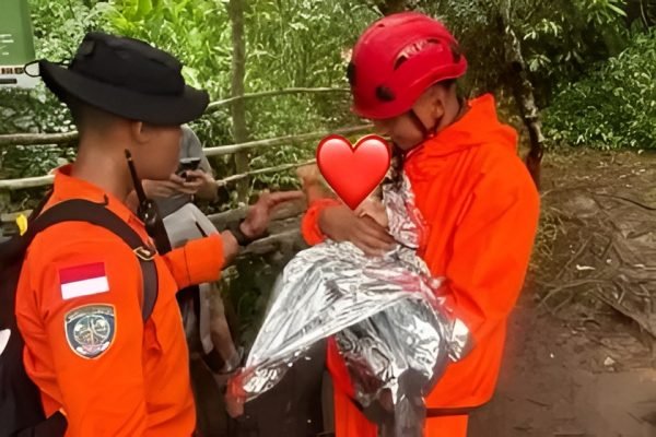 Momen penyelamatan bayi 1,5 tahun yang alami hipotermia usai diajak orang tuanya mendaki di Gunung Ungaran/Foto : Dok. X