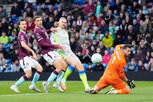 Momen detik-detik Eling Halaand bawa City menangkan pertandingan lawan Burnley pada Rabu (22/4) waktu setempat/Foto : Dok. AP News