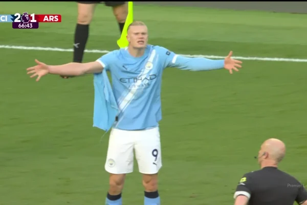Momen saat jersey Erling Haaland robek akibat kontak fisik dengan Gabriel Magalhaes/Foto : Dok. Tangkapan Layar YouTube Premier League