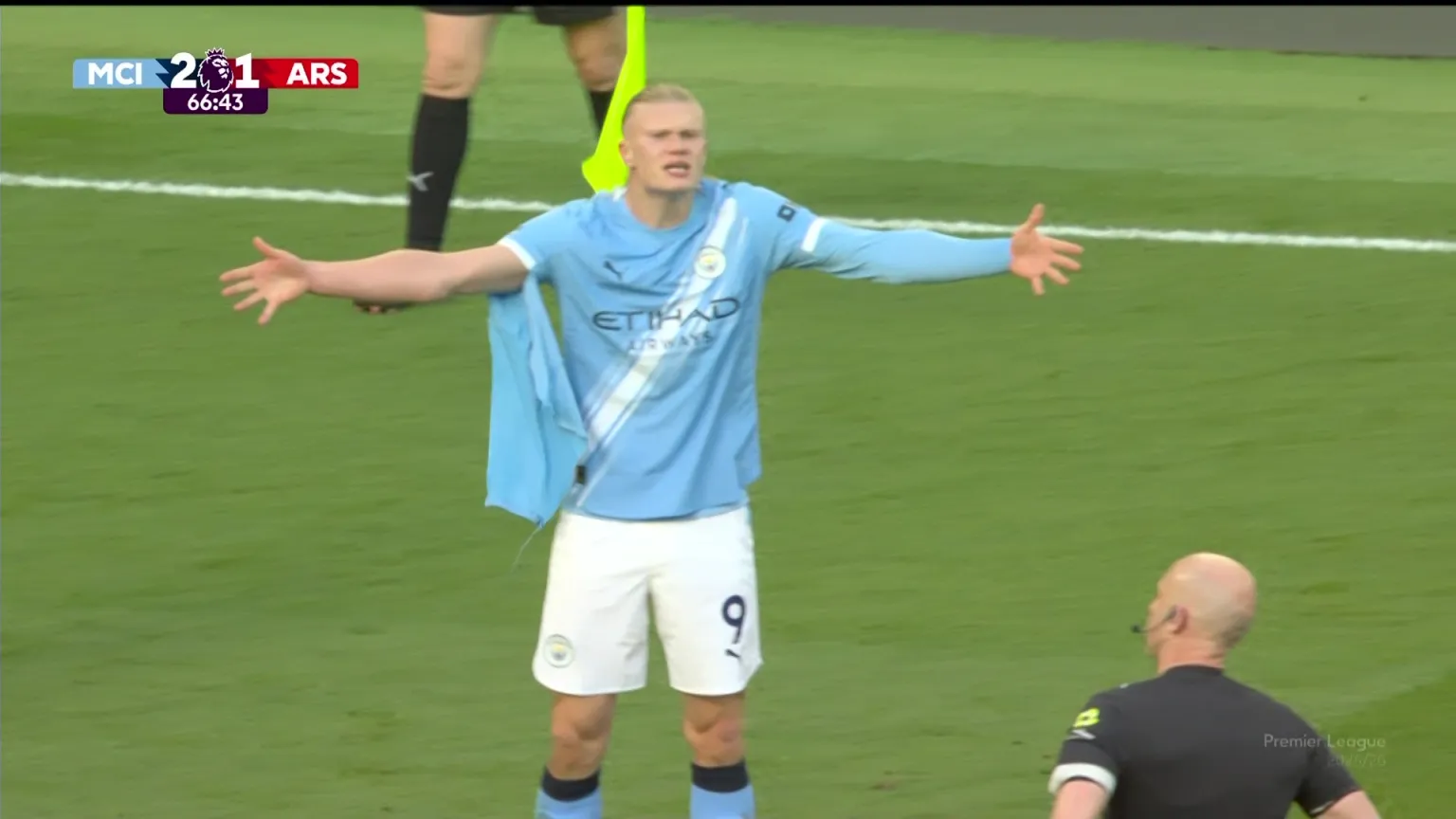Momen saat jersey Erling Haaland robek akibat kontak fisik dengan Gabriel Magalhaes/Foto : Dok. Tangkapan Layar YouTube Premier League