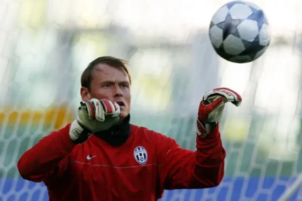 Alex Manninger, eks kiper Arsenal yang meninggal dalam kecelakaan tragis pada Kamis (16/4)/Foto : Dok. AFP
