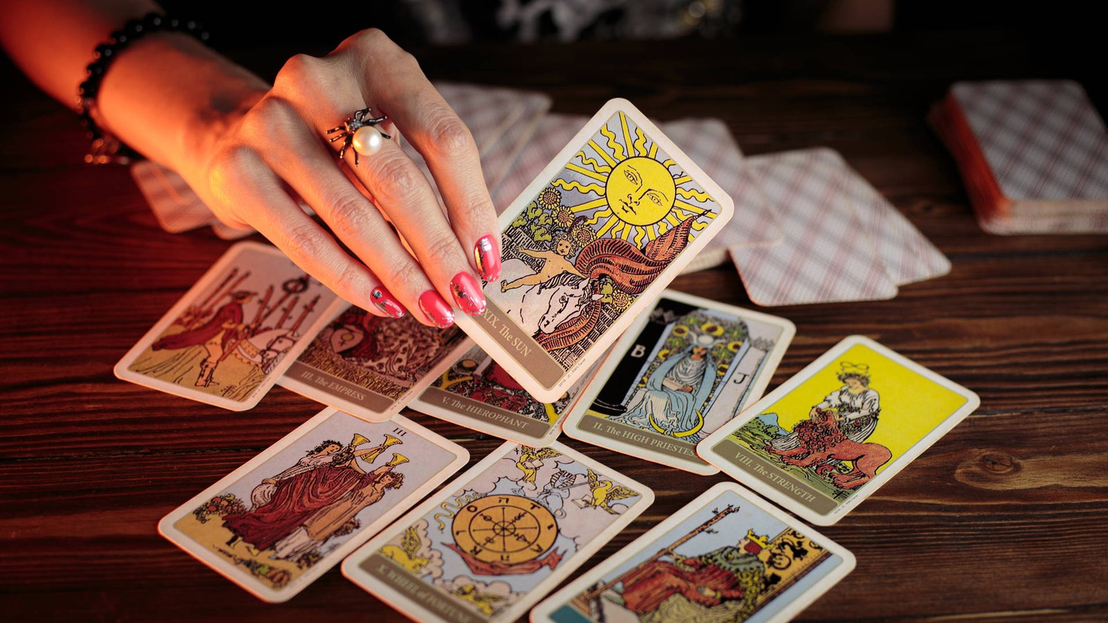 Ilustrasi peramal tarot (masa depan)/Foto : Dok. iStock