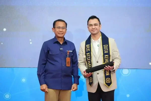 Raffi Ahmad bersama Direktur Utama BPJS Kesehatan, Prihati Pujowaskito, setelah ditunjuk menjadi Duta Kehormatan pada Kamis (23/4) lalu/Foto : Dok. Biro Humas BPJS Kesehatan