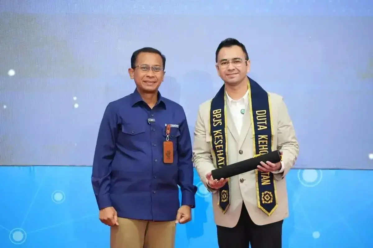Raffi Ahmad bersama Direktur Utama BPJS Kesehatan, Prihati Pujowaskito, setelah ditunjuk menjadi Duta Kehormatan pada Kamis (23/4) lalu/Foto : Dok. Biro Humas BPJS Kesehatan