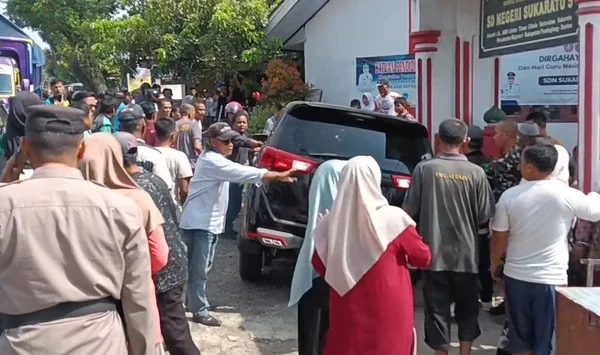 Mobil Toyota Innova Hitam Kepala Dinas DPMPTSP Pandeglang menabrak kerumunan siswas SD di Pandeglang/Foto : Dok. Instagram @lambe_turah