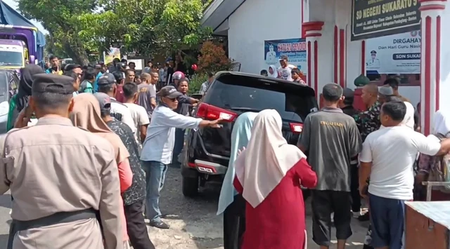 Mobil Toyota Innova Hitam Kepala Dinas DPMPTSP Pandeglang menabrak kerumunan siswas SD di Pandeglang/Foto : Dok. Instagram @lambe_turah