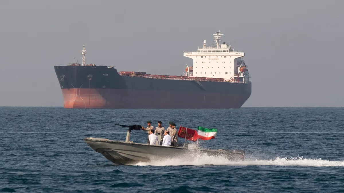 Ilustrasi kapal yang melintasi Selat Hormuz/Foto : Dok. AFP