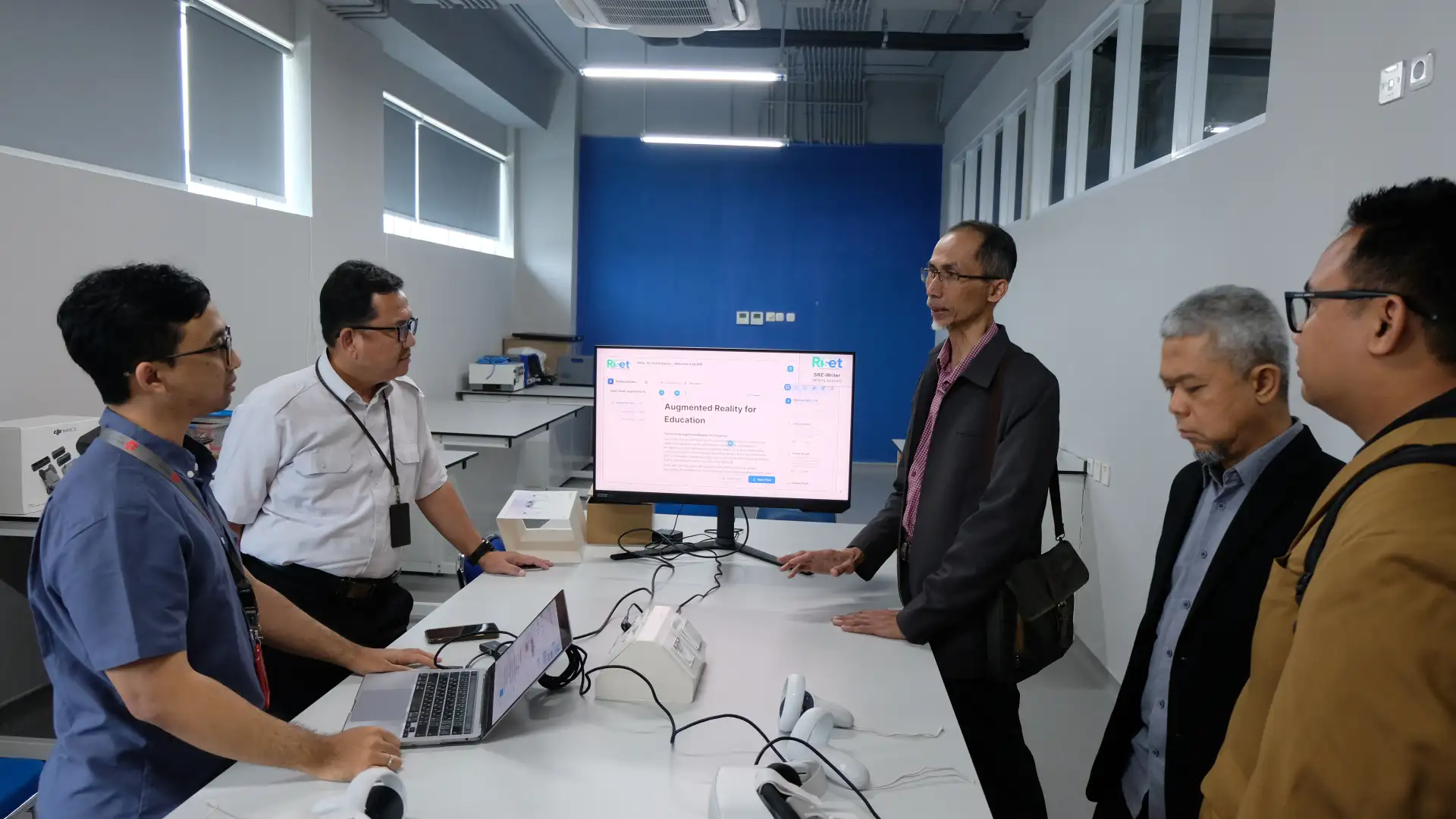 Peneliti BRIN yang tengah mengembangkan AI untuk deskripsi arsip foto bersejarah/Foto : Dok. BRIN
