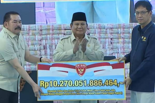 Presiden Prabowo saat menghadiri penyerahan denda administratif hasil kerja Satuan Tugas Penertiban Kawasan Hutan (Satgas PKH) di Kompleks Kejaksaan Agung RI, Jakarta, Rabu (13/5)/Foto : Dok. YouTube Sekretariat Presiden
