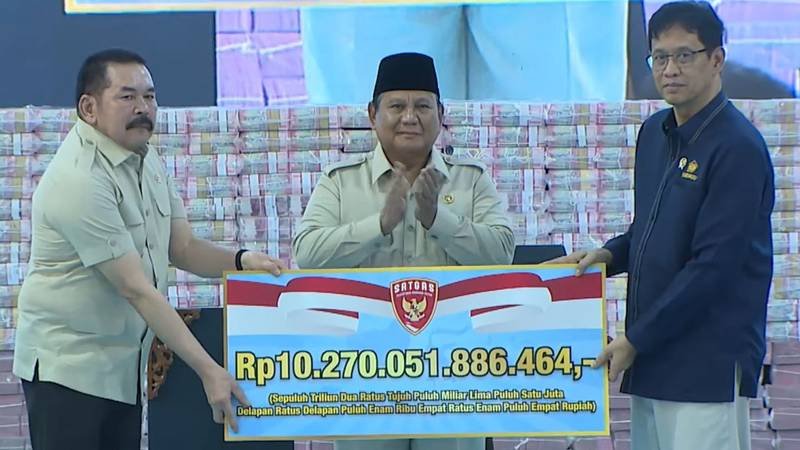 Presiden Prabowo saat menghadiri penyerahan denda administratif hasil kerja Satuan Tugas Penertiban Kawasan Hutan (Satgas PKH) di Kompleks Kejaksaan Agung RI, Jakarta, Rabu (13/5)/Foto : Dok. YouTube Sekretariat Presiden