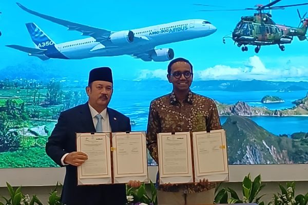 Menteri PPN/Kepala Bappenas Rachmat Pambudy dan Presiden Airbus Asia-Pacific Anand Stanley teken kerja sama strategis di Kantor Bappenas, Jakarta Rabu (6/5). Foto: GPriority/Dimas A Putra