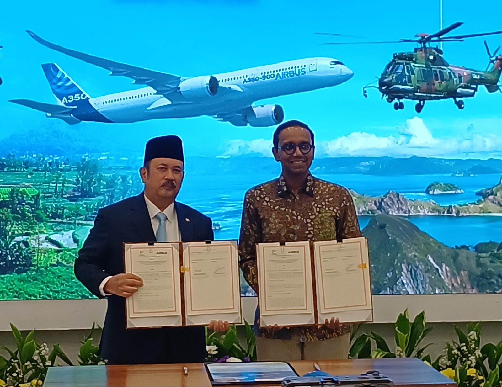 Menteri PPN/Kepala Bappenas Rachmat Pambudy dan Presiden Airbus Asia-Pacific Anand Stanley teken kerja sama strategis di Kantor Bappenas, Jakarta Rabu (6/5). Foto: GPriority/Dimas A Putra