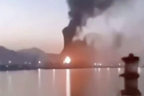 Kebakaran di kilang minyak fujairah, Uni Emirat Arab, Senin (4/5) waktu setempat/Foto : Dok. X